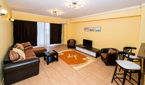 Appartamento Premium | Area soggiorno | TV LCD 81 pollici con canali digitali, TV