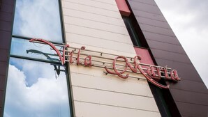 A building with a sign that reads "Vila Maria" in a cursive, red font. - Apart holiday Maria Mamaia (Constanta)