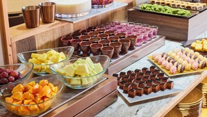 A buffet with various food items and beverages. - Kamenoi Hotel Arima (Kobe)