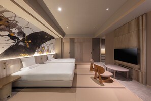 Premium-Vierbettzimmer, Nichtraucher (Max4,semiopenair hot spring,JPwestern) | Hochwertige Bettwaren, Zimmersafe, Schreibtisch