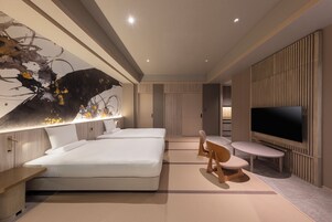 Ropa de cama de alta calidad y caja de seguridad en la habitación 