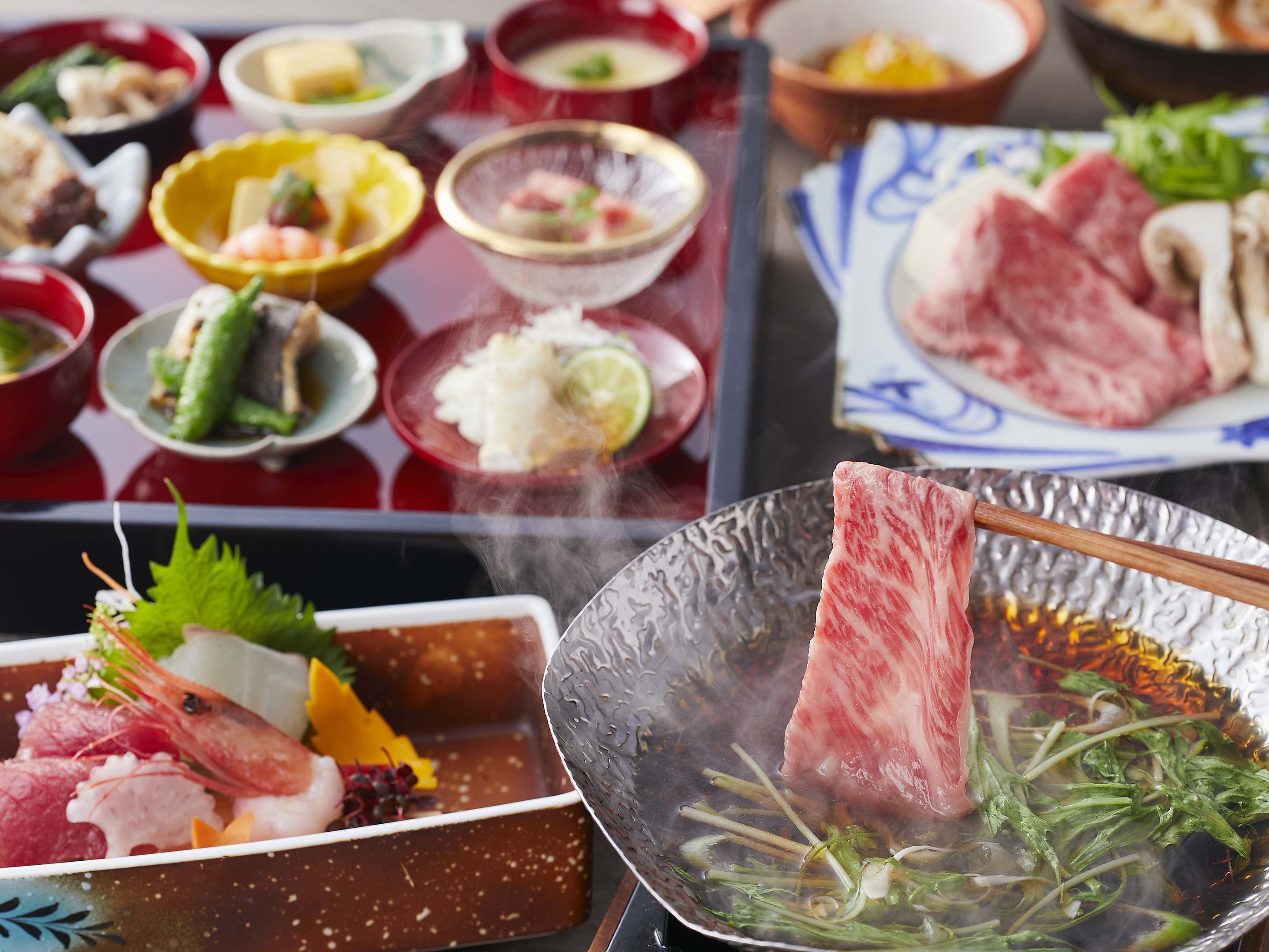 Variedad de platos, incluyendo sashimi, verduras y una preparación de olla caliente.