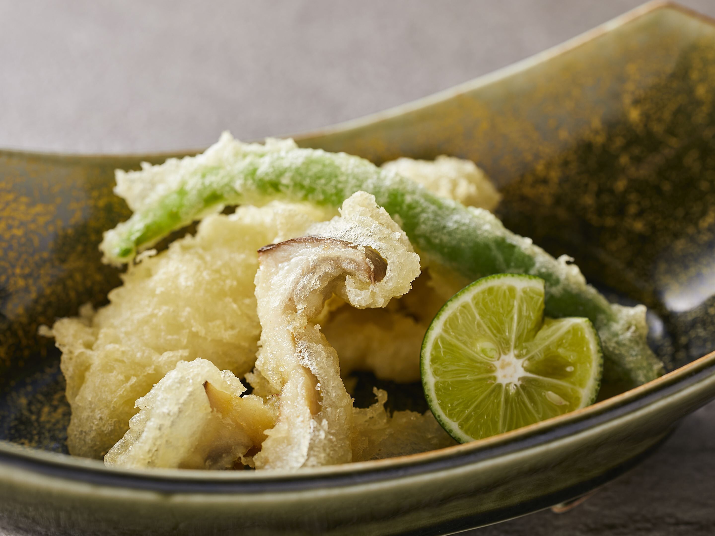 Una ciotola di cibo con spicchio di lime.