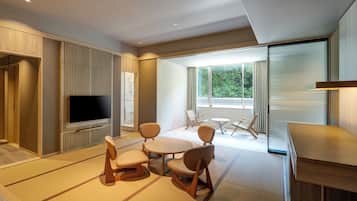 Premium Japanese-Western Room with Kinsen Free-Flow Hot Spring (Up to 5 People), Non smoking | Premium bedding, in-room safe, desk, laptop workspace