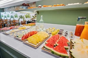 Café da manhã com pratos da culinária local grátis todos os dias