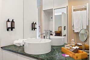 A modern bathroom with two large white sinks, a mirror, and a wooden box with toiletries. - Jardim da Batalha by Shiadu (Porto)