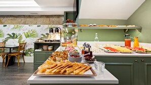 A breakfast buffet with various food items and condiments. - Jardim da Batalha by Shiadu (Porto)