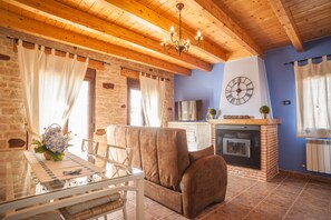 듀플렉스, 침실 3개 | 거실 공간 | TV