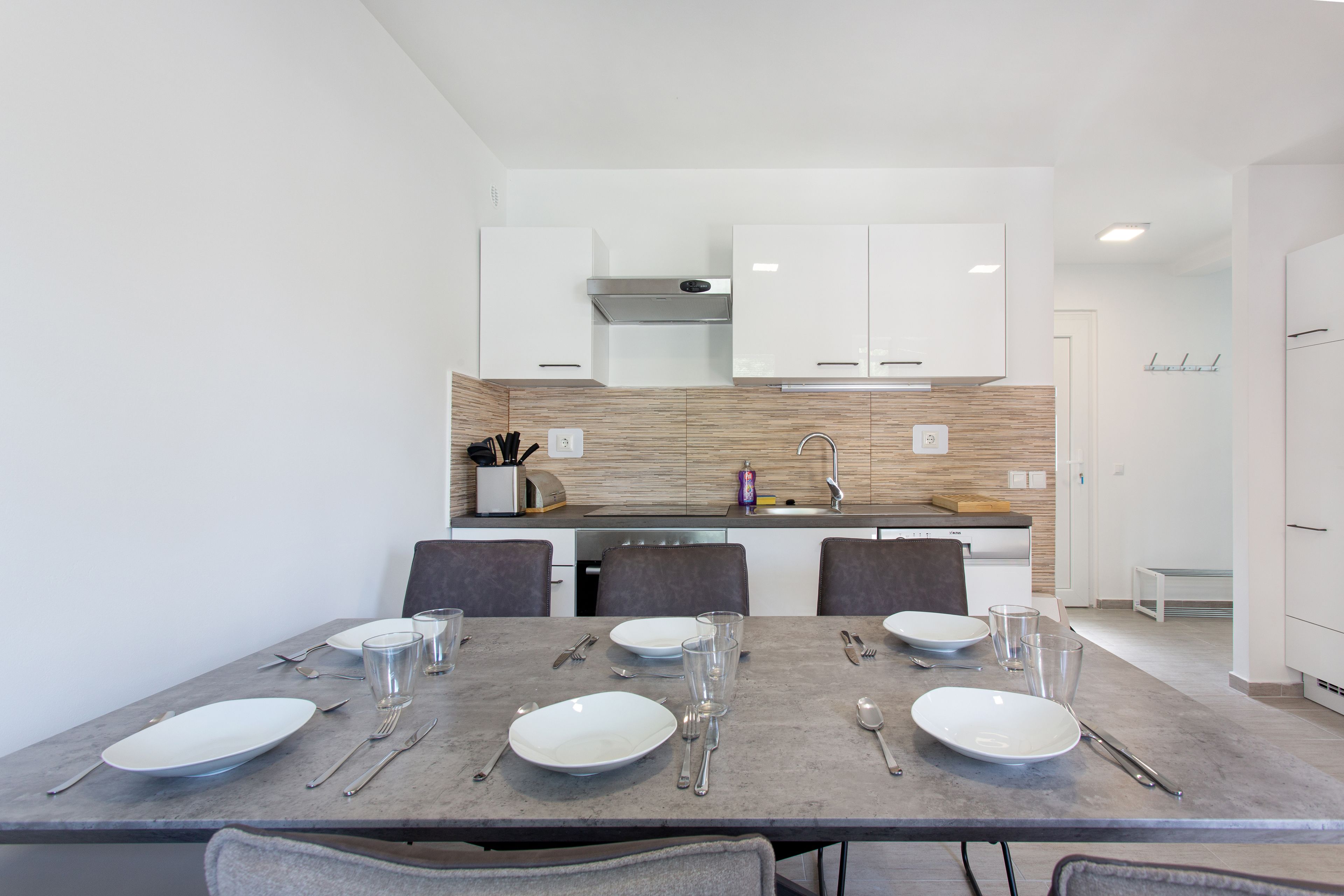 コンフォート ハウス | 専用キッチン | 冷蔵庫、ダイニングテーブル