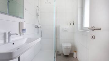 Casa Confort | Baño | Ducha, secador de pelo, toallas y jabón