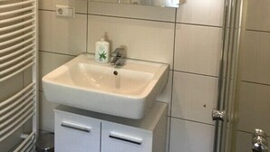 Studio, Terrasse | Badezimmer