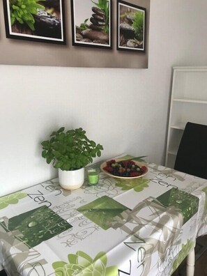 Studio, Terrasse | Eigene Küche | Kühlschrank, Mikrowelle, Herdplatte, Kochgeschirr/Geschirr/Besteck