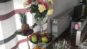 Studio, Terrasse | Essbereich im Zimmer