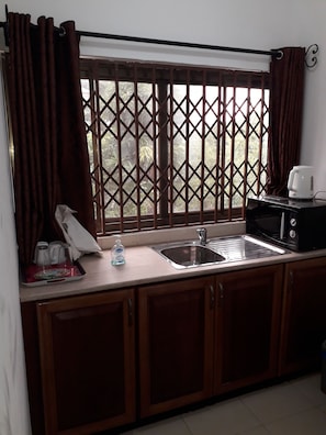 Deluxe Double Room, City View - Restall Guest Lodge (Adentan)
