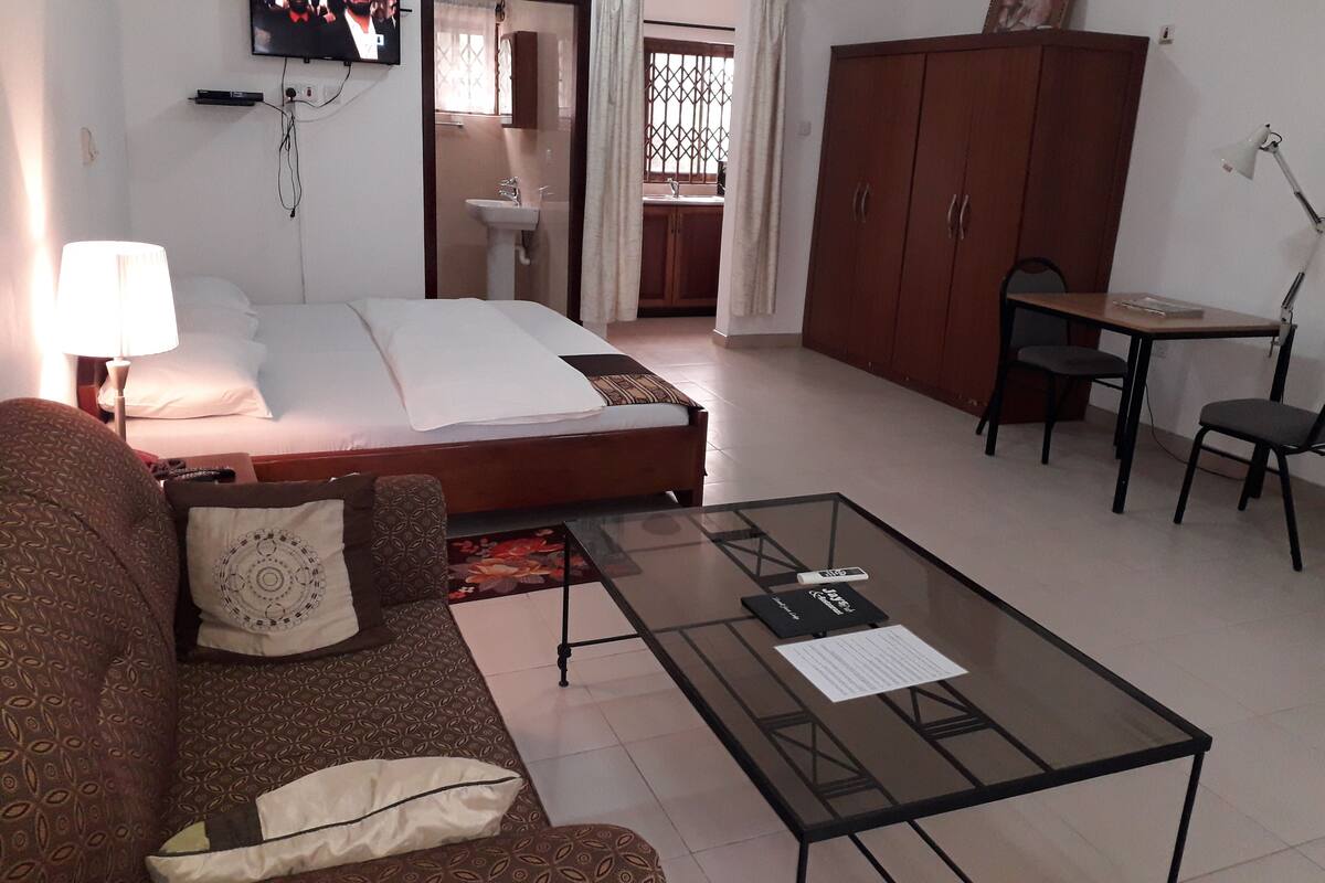 10 habitaciones, escritorio y espacio para trabajar con laptop 