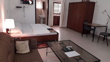 10 slaapkamers, een bureau, een laptopwerkplek