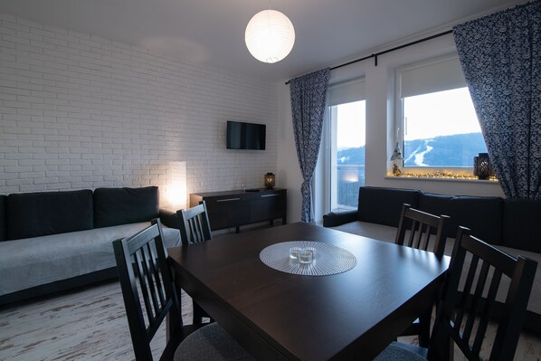 Estudio (A 18) | Tabla de planchar con plancha y ropa de cama 