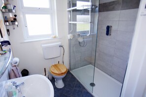 Kolmen hengen perushuone (Shared Bathroom) | Kylpyhuone | Suihku, ilmaiset hygieniatuotteet, hiustenkuivaaja, pyyhkeet