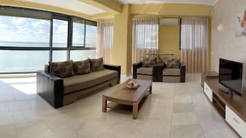 Deluxe Apartment | Ruang tamu | 81 cm televisyen LCD dengan digital, TV, lantai dipanaskan