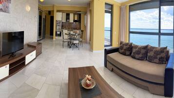 Departamento Deluxe | Área de sala de estar | Televisión LCD de 81 cm con canales digitales y televisión