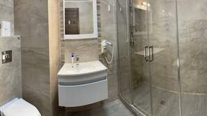 Deluxe Apartment | Bathroom | Shower, rainfall showerhead, hair dryer, bidet - Apart holiday Sophia Mamaia (Constanta)