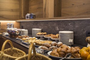 Café da manhã com buffet grátis todos os dias