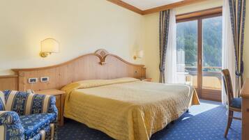 Doppel- oder Zweibettzimmer, Balkon (Dolomiti) | Zimmersafe, kostenloses WLAN, Bettwäsche