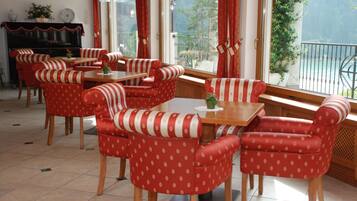 Coin salon dans le hall