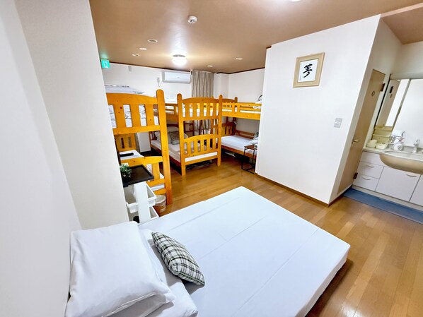 Familie suite, 2 slaapkamers, kitchenette (For 4 - 10 People) | Donzen dekbedden, individueel gedecoreerd, verduisterende gordijnen