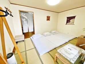 Down duvets, individually decorated, blackout curtains - Petit Hotel 017 (Tokushima)