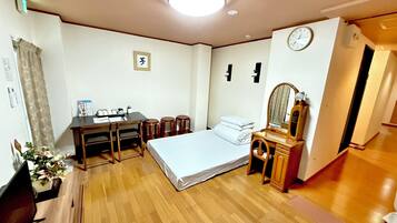 Familie suite, 2 slaapkamers, kitchenette (For 4 - 10 People) | Donzen dekbedden, individueel gedecoreerd, verduisterende gordijnen