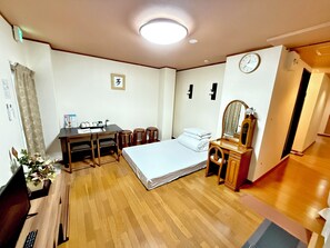 Familie suite, 2 slaapkamers, kitchenette (For 4 - 10 People) | Donzen dekbedden, individueel gedecoreerd, verduisterende gordijnen