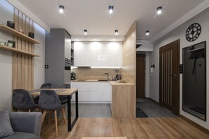 Appartement (D13) | Coin cuisine privé | Réfrigérateur, plaque de cuisson, lave-vaisselle, bouilloire électrique