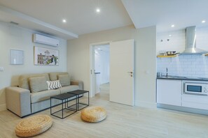 Appartement majestueux (Suite) | Aire de séjour | Téléviseur à écran plat de 37 po avec télévision numérique, téléviseur