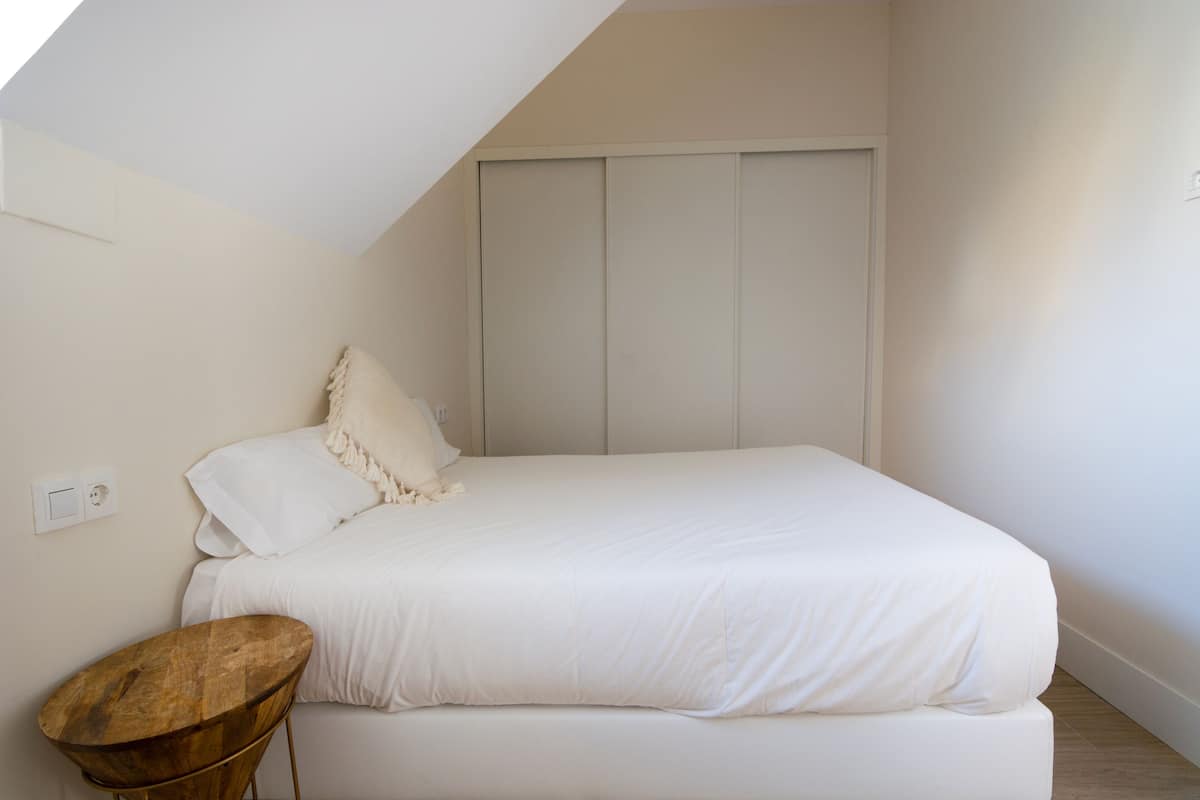 Premium bedding, down comforters, soundproofing, WiFi (free)