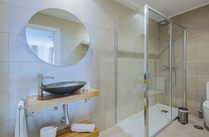 Grand Apartment (Suite) | Bathroom | Shower, hair dryer, towels, soap