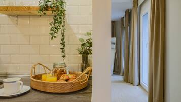 Apartamento (Suite) | Cocina privada | Frigorífico grande, microondas, placa de cocina y hervidor eléctrico