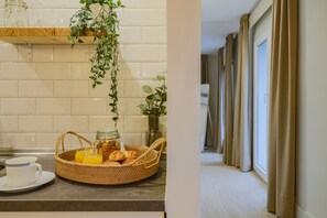 Appartement (Suite) | Cuisine privée | Réfrigérateur grande capacité avec congélateur, four à micro-ondes