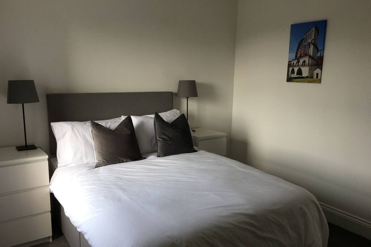 Standard Apartment | Iron/ironing board, WiFi (free), bed sheets