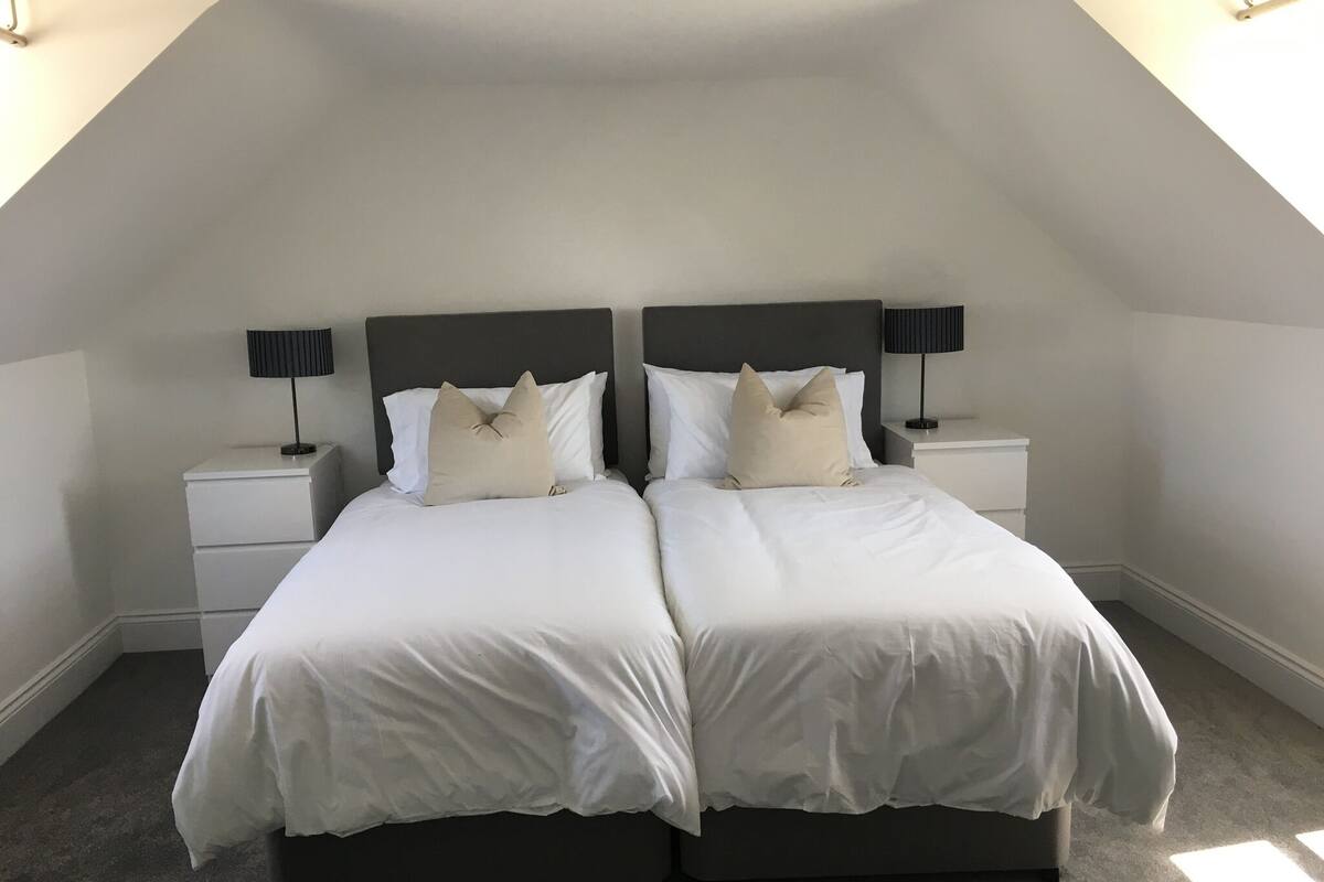 Standard Apartment | Iron/ironing board, WiFi (free), bed sheets