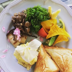 Tägliches inbegriffenes einheimisches Frühstück