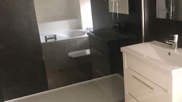 Suite (Mallow) | Bathroom