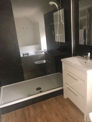 Suite (Mallow) | Bathroom