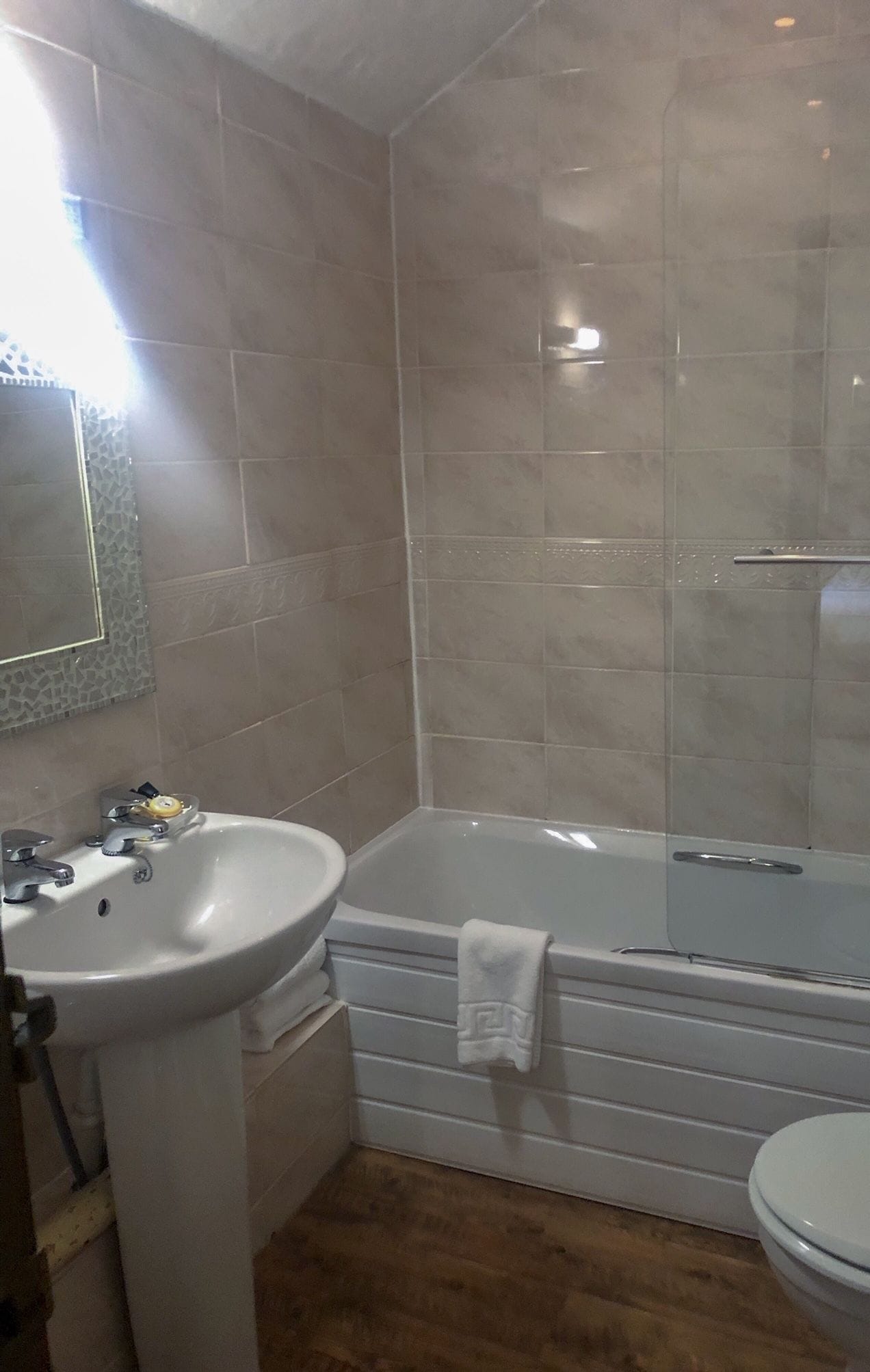 Un baño con lavabo, inodoro y bañera.