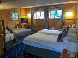 Habitación familiar | Tabla de planchar con plancha, wifi gratis, ropa de cama