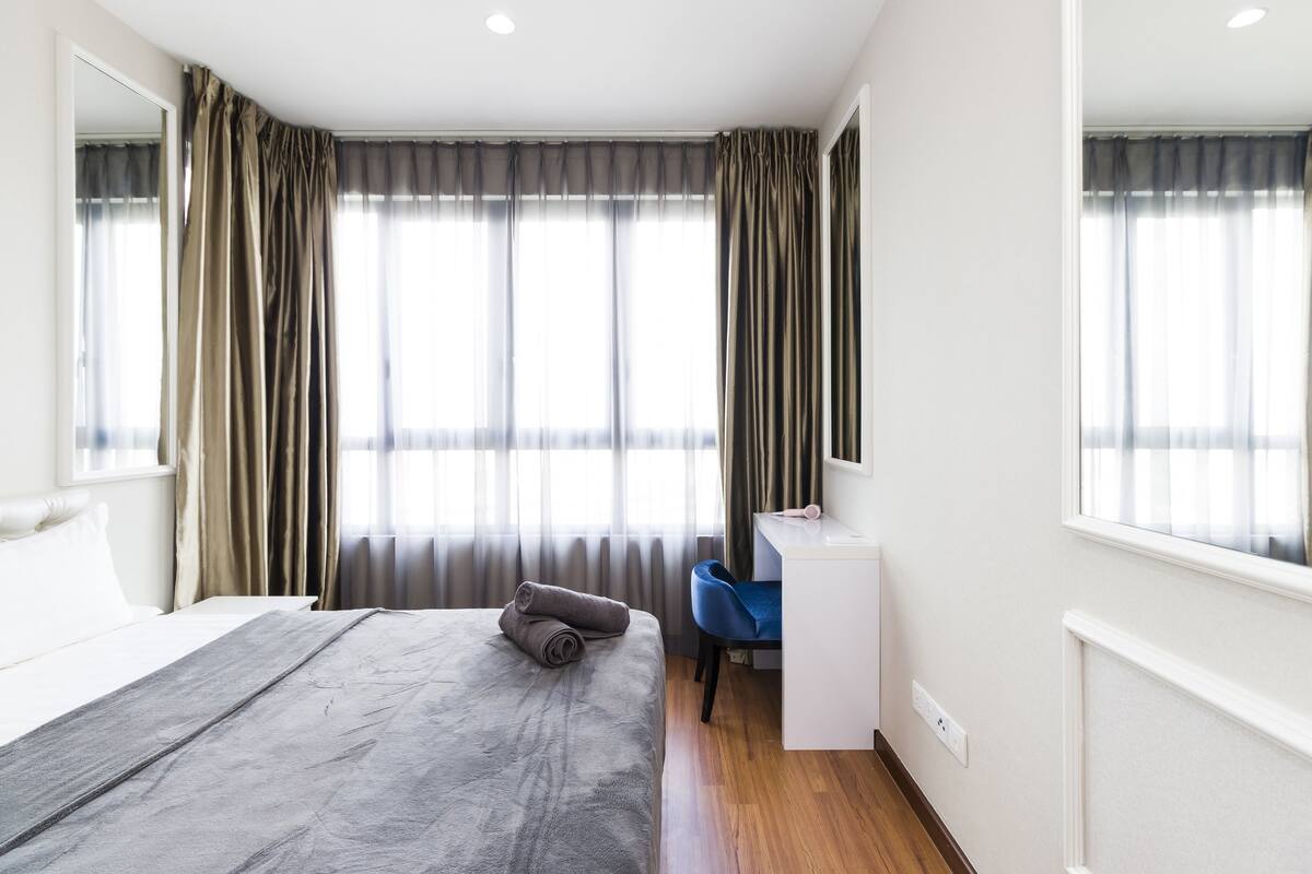 Ein Hotelzimmer mit einem Bett, einem Schreibtisch und einem Stuhl.