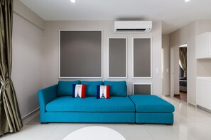 Apartemen Deluks, 2 kamar tidur | Meja kerja, tirai kedap cahaya, setrika/meja setrika, dan seprai linen