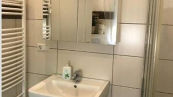 Apartment, 2 Schlafzimmer | Badezimmer | Dusche, Handtücher