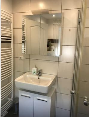 Apartment, 2 Bedrooms | Bathroom | Shower, towels