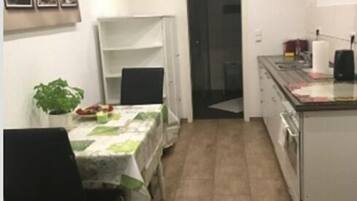 Apartment, 2 Schlafzimmer | Eigene Küche | Kühlschrank, Mikrowelle, Ofen, Herdplatte